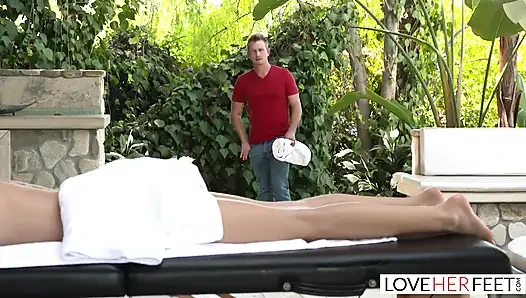 Riley Reid соблазнила и трахнула клиентка по массажу с большим хуем