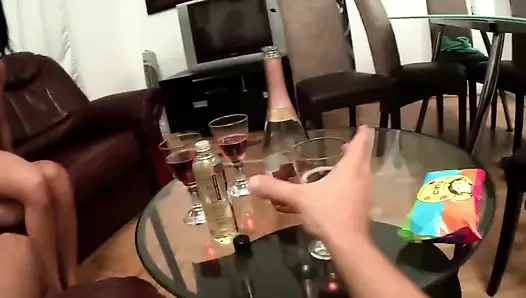 Cewek hot rambut cokelat didobel penetrasi di sofa sampai mengerang keenakan