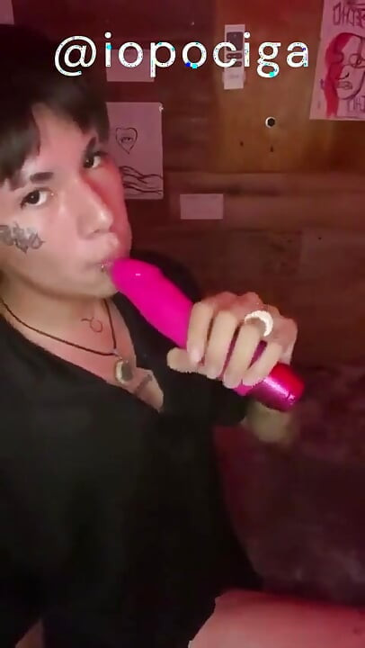 طرفة عين تلعب مع دسار له على الكاميرا