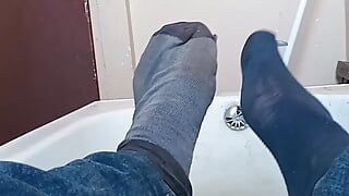 Chaussettes sales dans la baignoire (sockfetish)