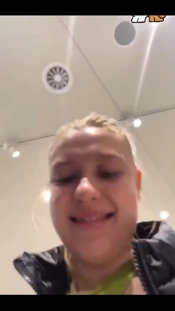 पब्लिक में चूत में वाइब्रेटर के साथ घूमना