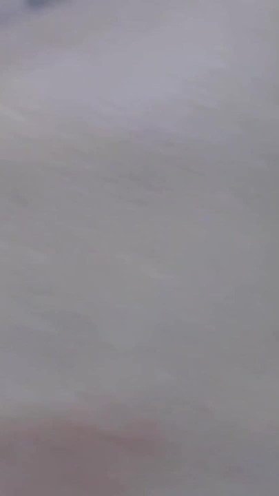 뚱뚱한 보지를 만지고 손가락으로 열고 안에 넣습니다. (클로즈업) | 클립 1