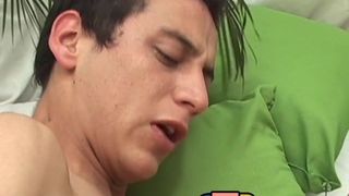 Young amateur Latino raw fucks his man and comes in his ass