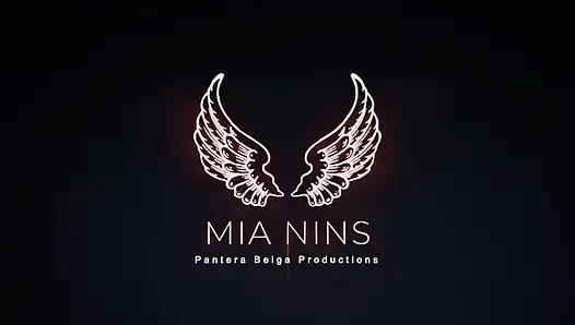 İki lezbiyen kadın arasındaki yastık savaşı bir straponfuck sahnesine dönüşüyor