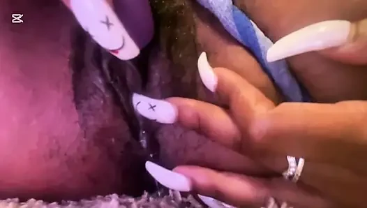 Bir lezbiyen üvey erkek kardeşi için mastürbasyon yapıyor