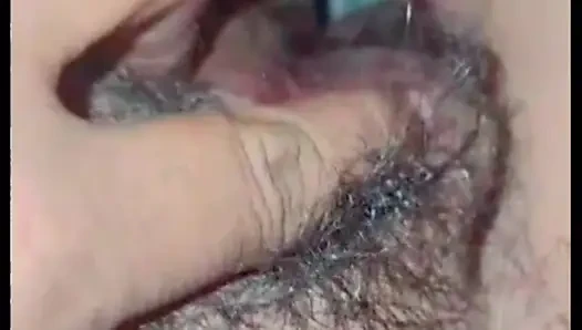 Wenn du bereit bist zu ficken, lass mich meine haare putzen.