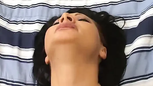 Ayak fetişi olan itaatkar kadın anal sikiliyor