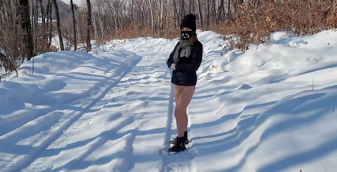 Aqui está uma coisa estranha - como em uma jaqueta, chapéu e lenço, mas por alguma razão está frio ... Alguma ideia por quê?