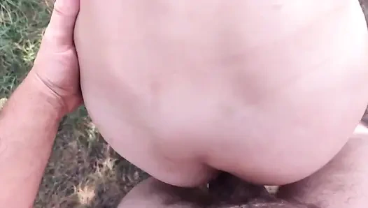 Telanjang di dekat sungai di depan umum, orgasme seks