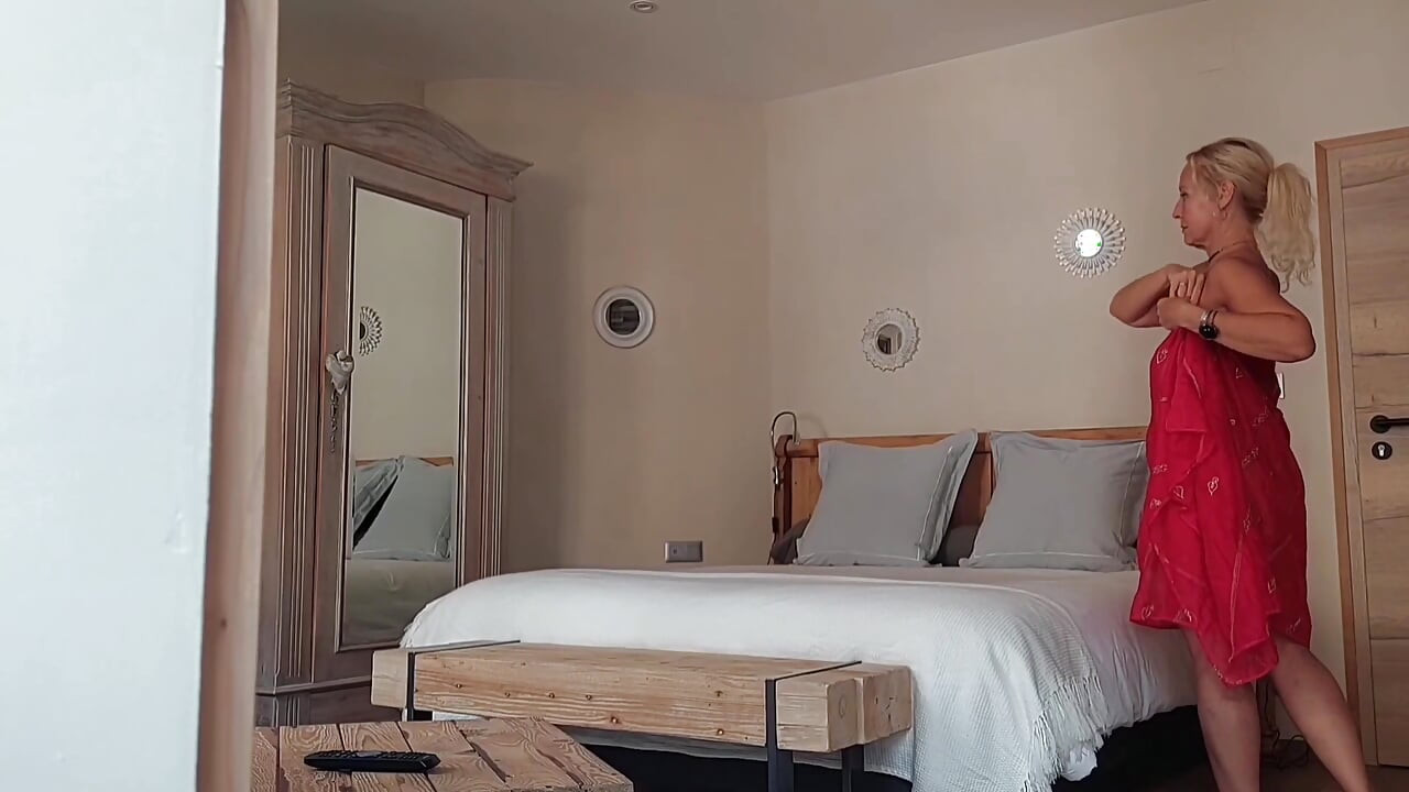 На кровати красивой зрелой блондинки