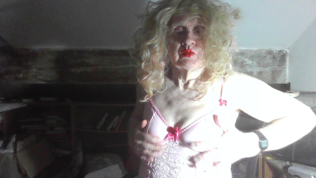 Escória desesperada Sarah, posando e masturbando sem sua maquiagem habitual de puta pesada, embora vizinhos e família possam reconhecê-la