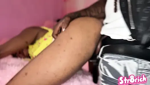 Aku dientot sama pacarku di kantor waktu ayah tiriku lagi ngangkang!