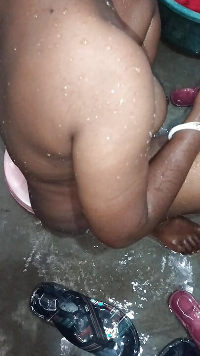 İri göğüslü desi teyze banyo yapıyor
