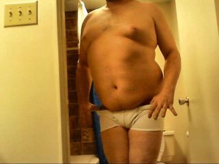 Anak laki-laki gemuk seksi menurunkan celana dalam
