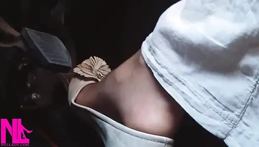 Pedal memompa dan mengemudi di jalan raya dengan flat yang usang lembut dan kaus kaki nilon