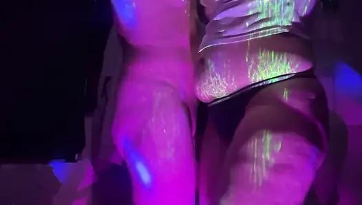 Schlafzimmer-rave mit langen sissy-beinen