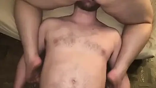 Aldatan evli kadın eve rol yapma oyununu temizlemesi için gavat için döl getirdi