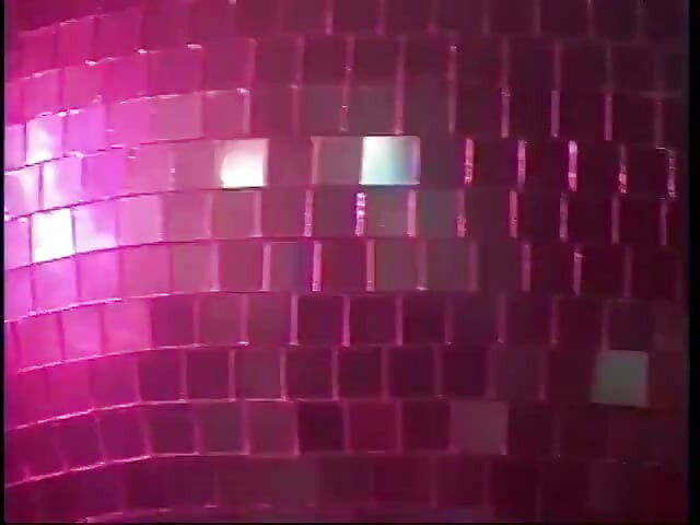 Une salope sexy en culotte rouge suce et prend une bite sur une piste de danse bondée