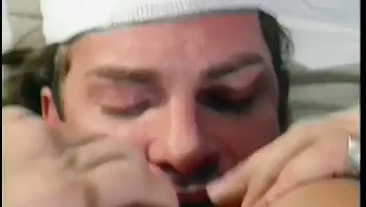 Pasien yang terluka di perban kepala mendapat memek perawat