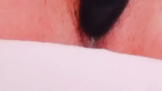Asyalı genç kız tek başına vibratörle amını oynamayı seviyor
