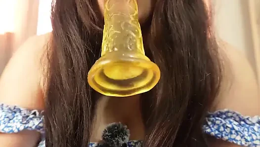 Aku lagi asik muasin memekku pakai dildo sambil muasin memekku pakai dildo favoritnya!