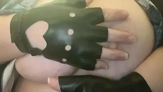 Siyah eldivenli meme masajı