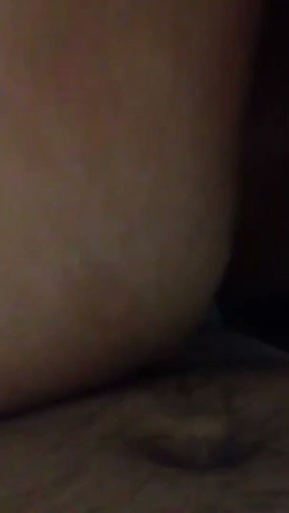 Mientras la bhabhi sexy india limpia la casa, el cuñado se calienta, se la coge en la cama y después los dos tienen sexo romántico. | Clip 1