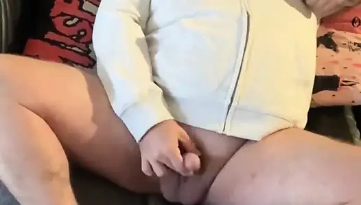 Şişman üvey baba kapüşonluyla mastürbasyon yapıyor