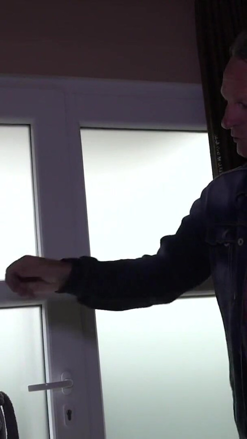 Gilf gets it herself until she is supported by her neighbor | Clip 1