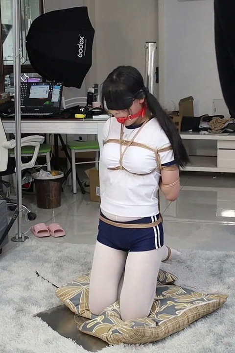 The Girlfriend in White Stockings Was Tied to an Iron Post with Rope, Her Legs Suspended, Vibrators Tickled All Over