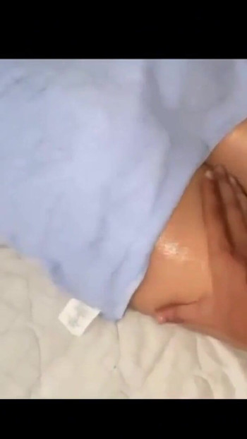 Zapanjujući trenutak iz filma "Masaža za ovu slatku djevojku koja je imala sretan kraj"