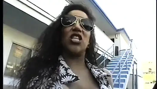 Сексуальной экзотической милфе трахают в задницу членом во время тройничка