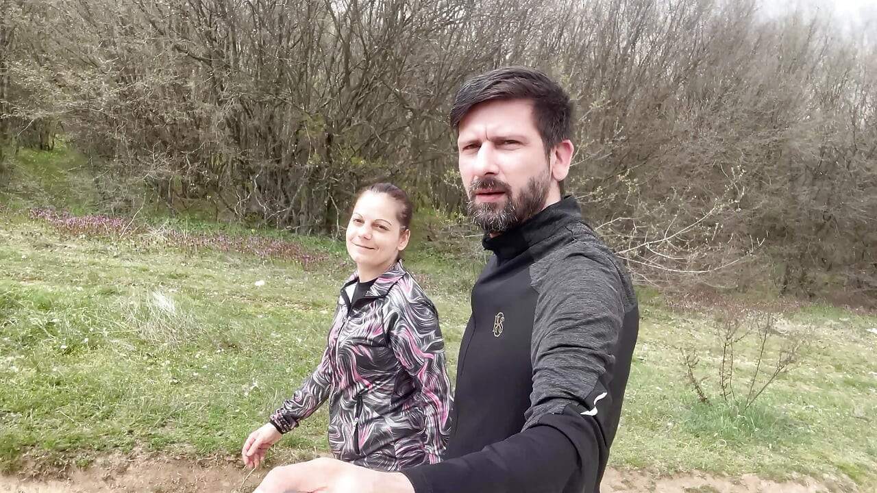 Ormanda orta yaşlı seksi kadın - azgın olgun sürtük ile açık havada riskli dölleme