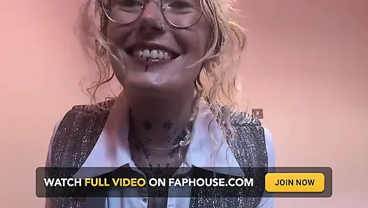 Sexy Realtor Desperate to Make the Sale