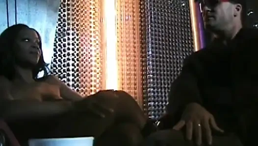 Kurvige ebenholz-schlampe wird von einem schwarzen hengst geritten, während er einen dildo in ihren arsch schiebt