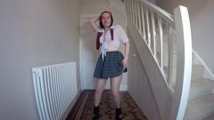 Stout meisje in uniforme strips in een panty