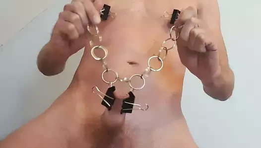 Mutlu son ile göğüsler ve horoz kelepçeleri
