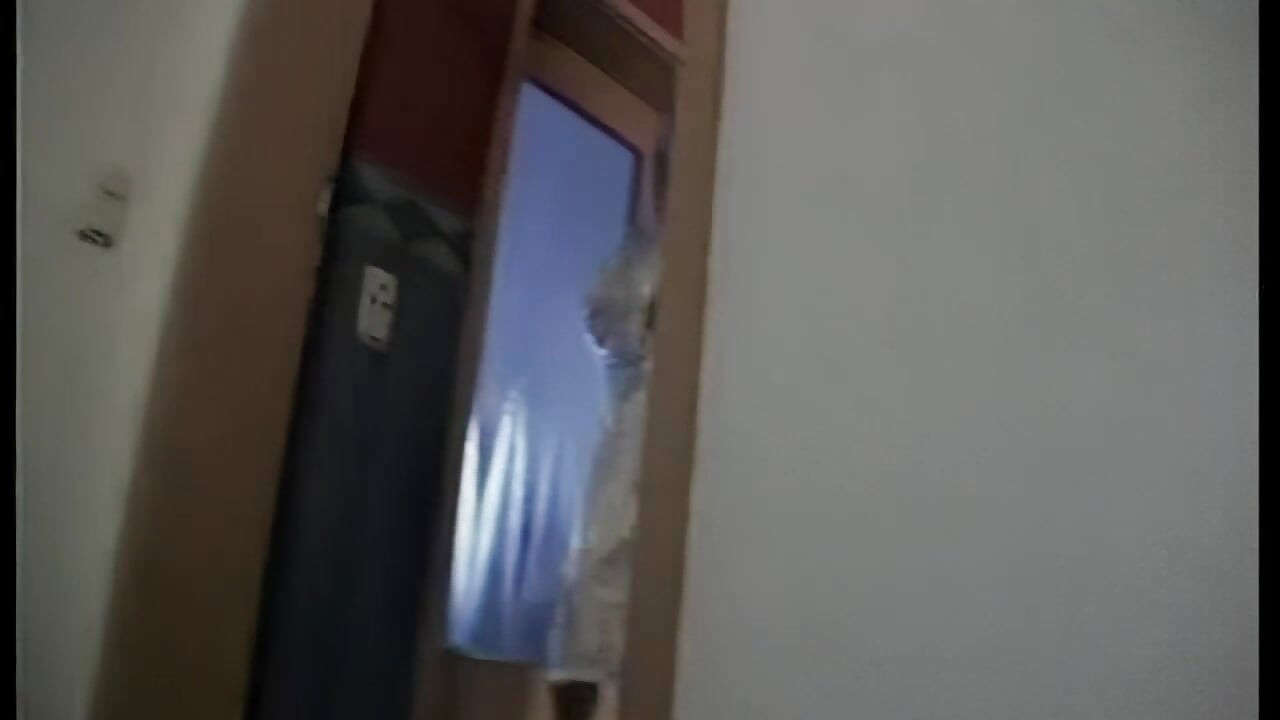 Blonde loszka tryska mlekiem podczas palcowania do wybuchowego orgazmu