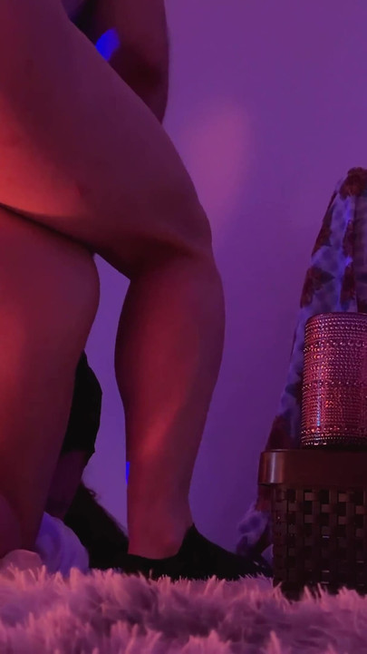 Bekas teman wanita saya menikmati bahawa saya memukulnya pada keempat-empat dan merasakan telur saya terjatuh terhadap pepeknya. | Klip 1