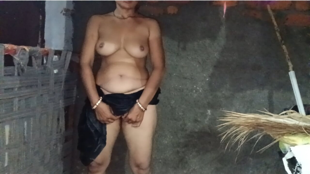 Bari didi nahaane ke baad blauj men se boobs daba rahi bhosri men ungli daalakar kapre khol tarap rahi hai sautela bhaee chupke se bahan ko tarapte hue dekha t