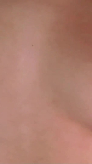 Emotivní okamžik z "Stydlivá krátkovlasá vysokoškolská teen Katie Michaels Pickup for Fake Agent Casting Fuck"