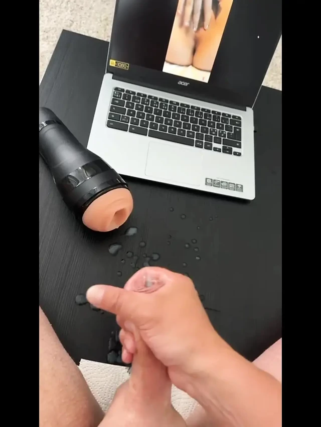 Stranger masturbating to my videos💓