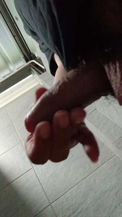 Di kamar mandi pom bensin, buru-buru, tapi sangat sensitif.