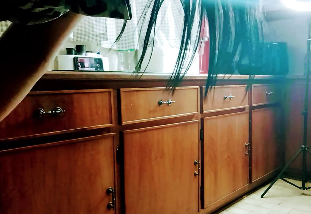 उसने मुझे किचन में चोदा जबकि उसके दोस्त देख रहे थे