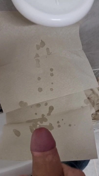 Dicke Ladung auf ein Papiertuch abspritzen