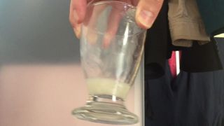 Ejaculação enorme em close-up em um copo