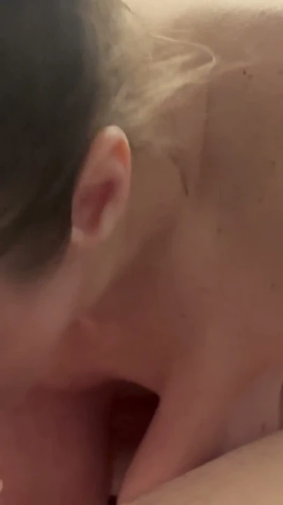 女儿拒绝吮吸她可怜丈夫的鸡巴, 所以我这样做了, 我堵在他的鸡巴上并射精!