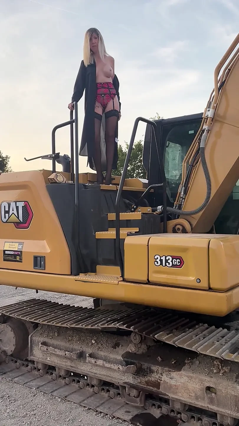 Beauty and the huge Digger
