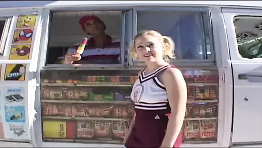 Ponpon kız güzel ıslak amcığı büyük penisle boşalmasını bekliyor