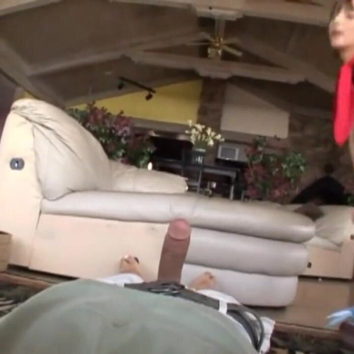 年轻黑发女郎的粗暴肛交冲击